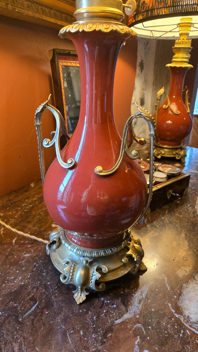 Coppia di lampade in porcellana rossa e bronzo, XIX secolo