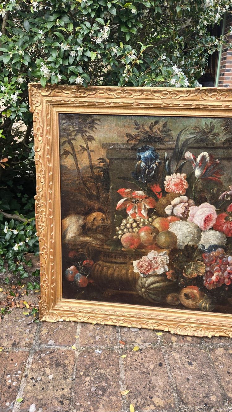 Natura morta con fiori, frutta, scimmia, pappagallo e cane. XVII secolo.