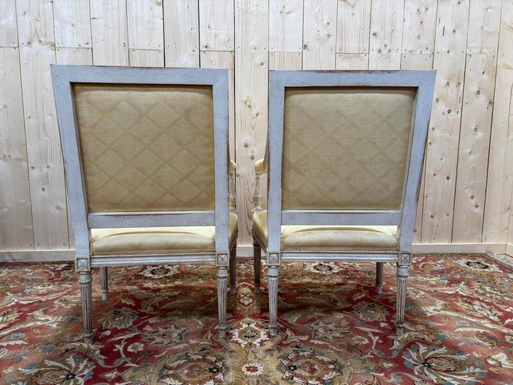 Paire de fauteuils de style Louis XVI en bois patiné