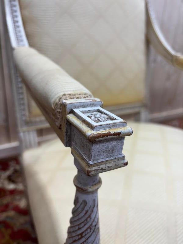 Paire de fauteuils de style Louis XVI en bois patiné