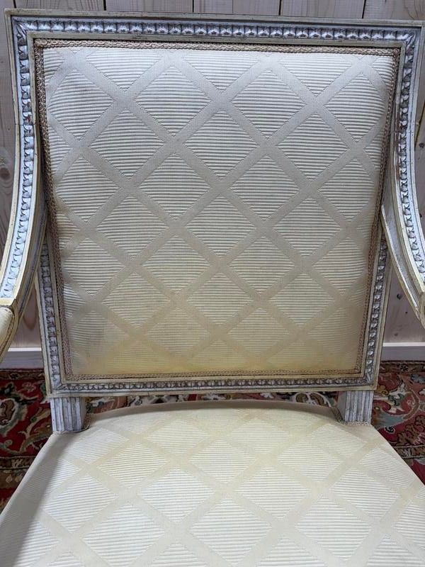 Paire de fauteuils de style Louis XVI en bois patiné