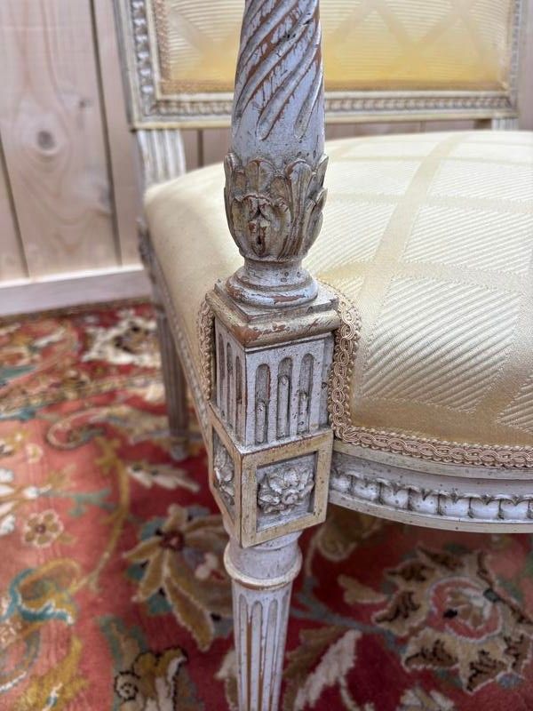 Paire de fauteuils de style Louis XVI en bois patiné