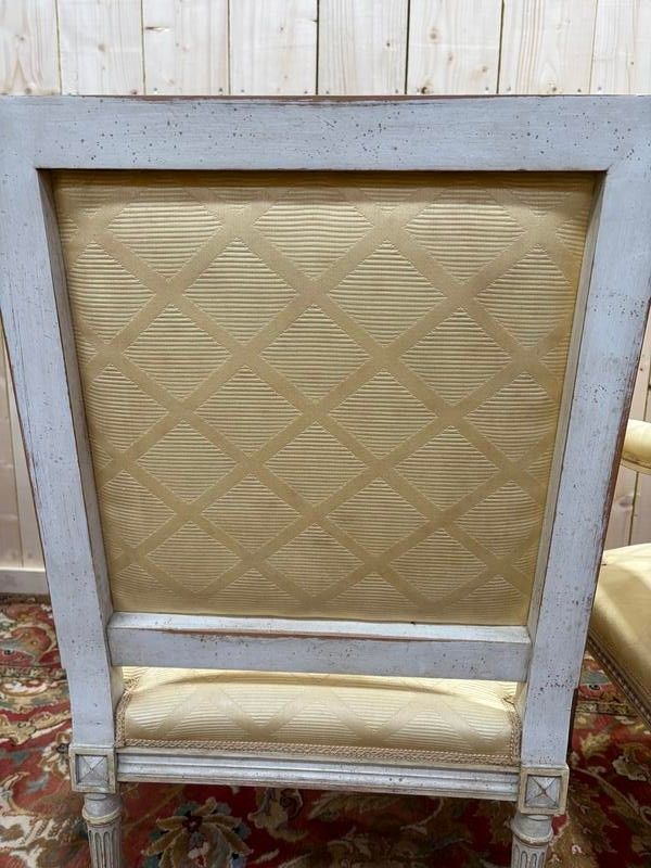 Paire de fauteuils de style Louis XVI en bois patiné