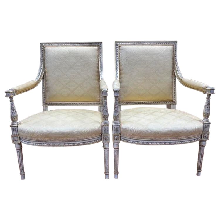 Paire de fauteuils de style Louis XVI en bois patiné