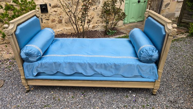 Divano letto in stile Luigi XVI con colonne scanalate. 