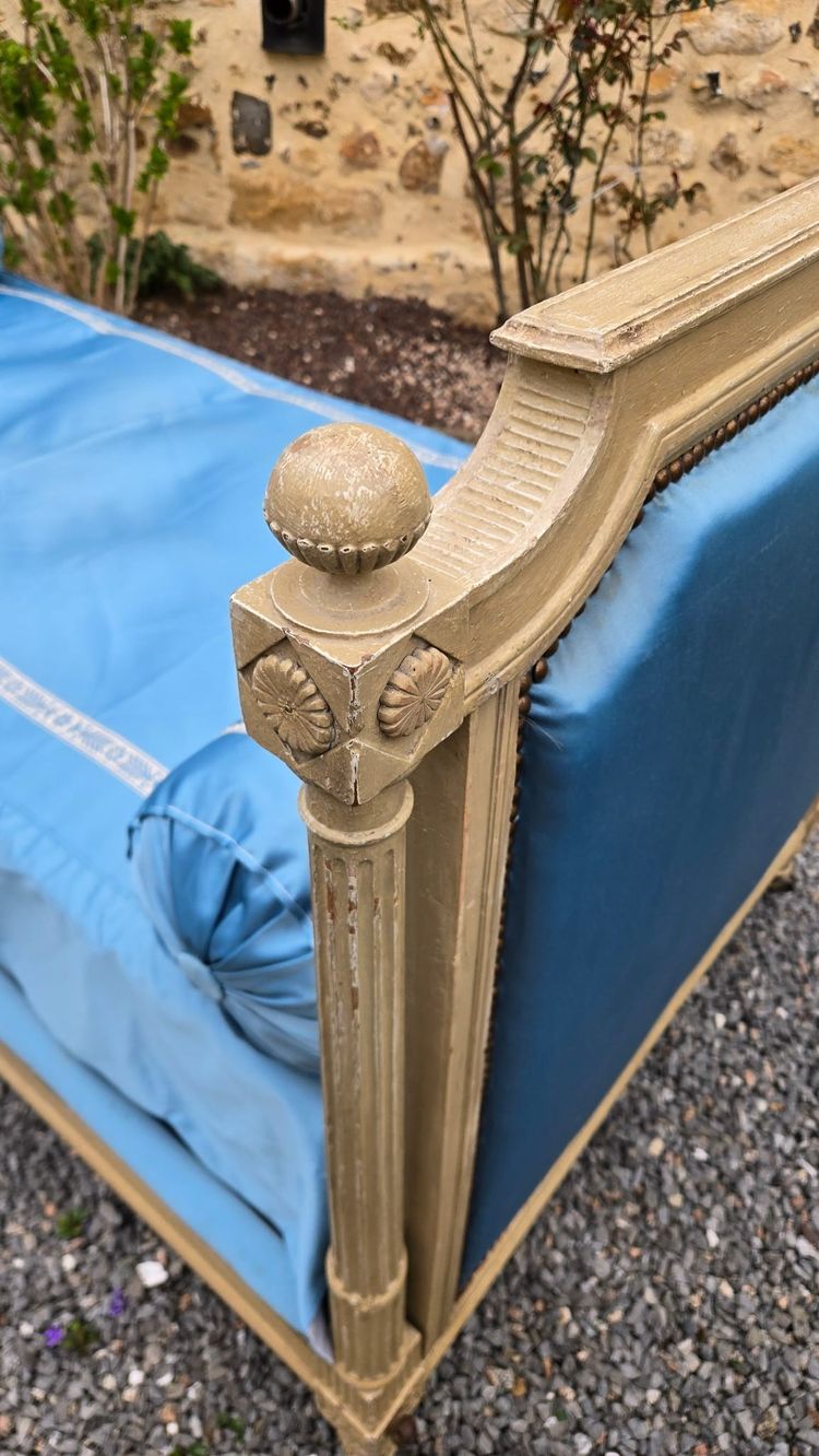 Divano letto in stile Luigi XVI con colonne scanalate. 