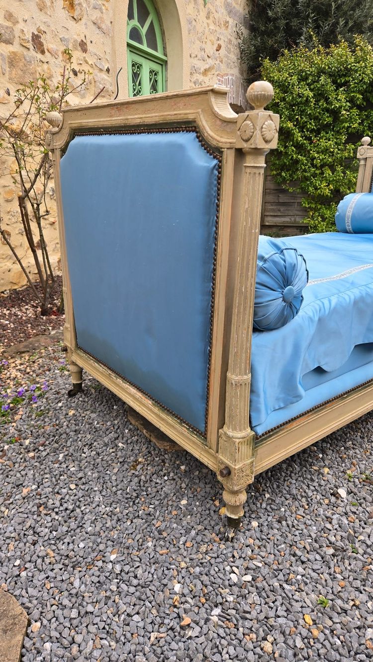 Divano letto in stile Luigi XVI con colonne scanalate. 