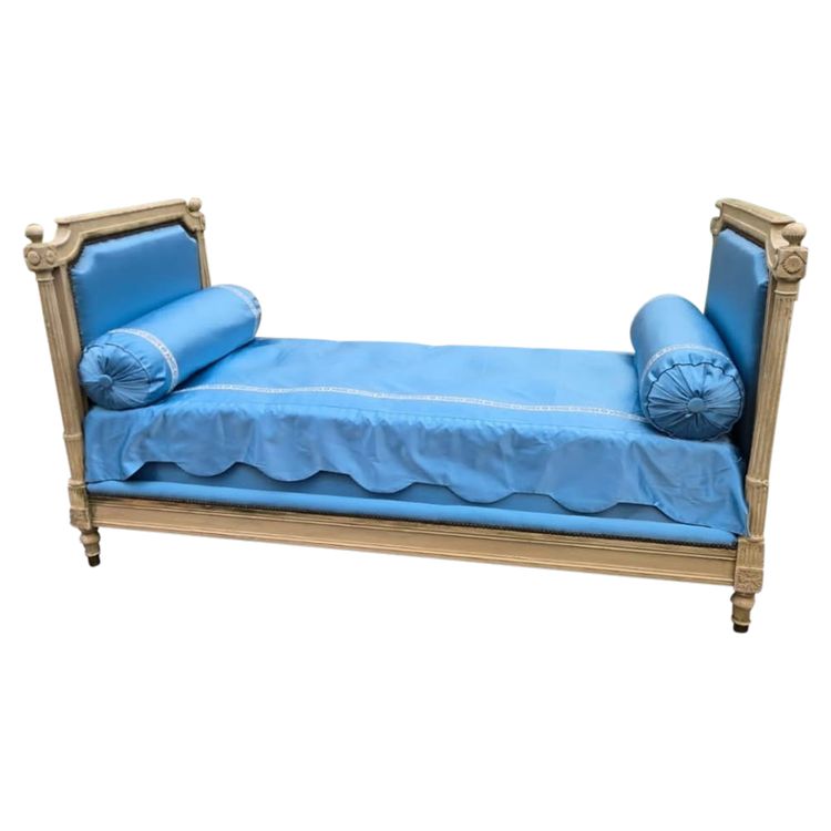 Divano letto in stile Luigi XVI con colonne scanalate. 
