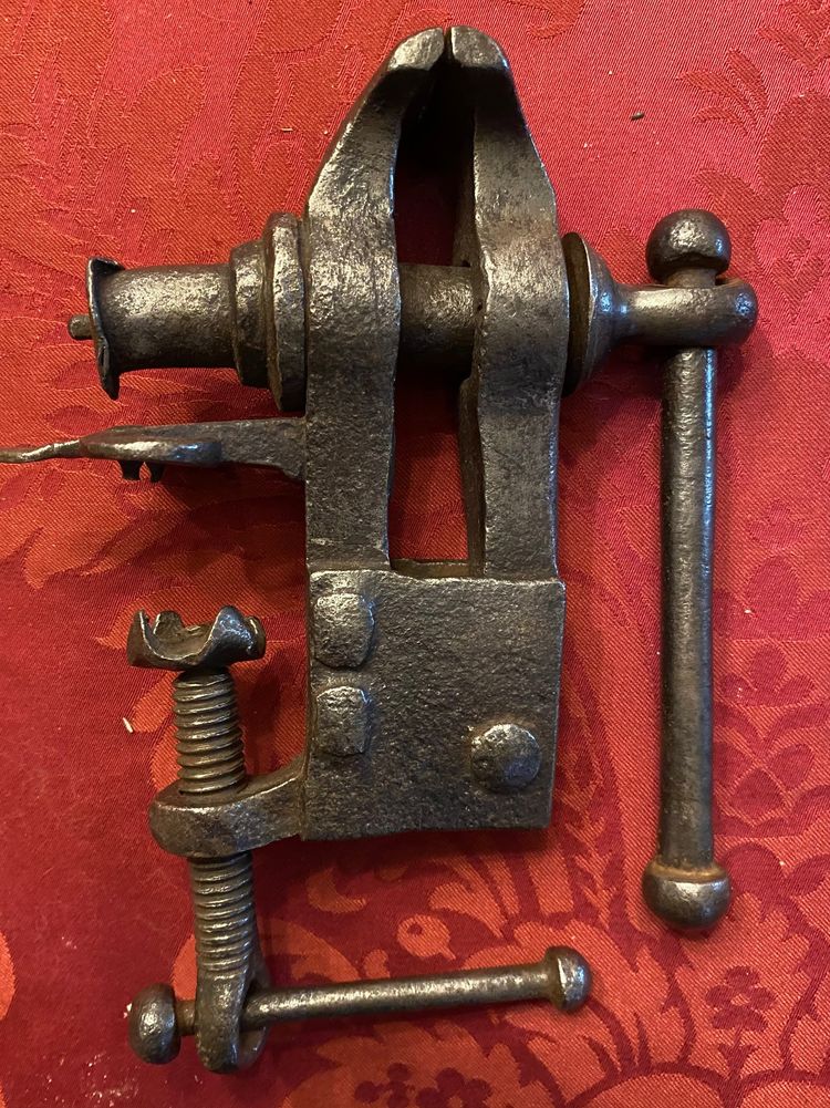 Etau à la Fleur de Lys en fer forgé signé NOMART - XVIII Siècle