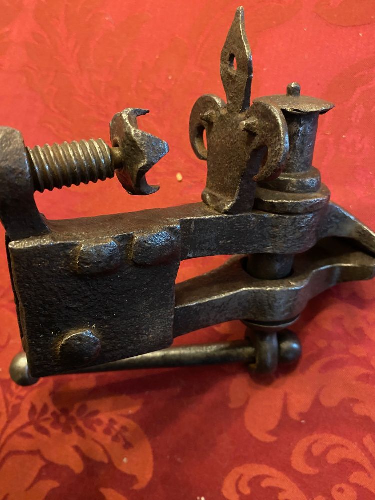 Etau à la Fleur de Lys en fer forgé signé NOMART - XVIII Siècle