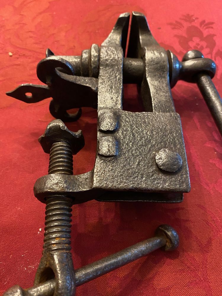 Etau à la Fleur de Lys en fer forgé signé NOMART - XVIII Siècle