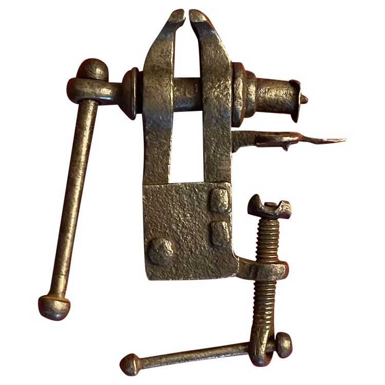 Etau à la Fleur de Lys en fer forgé signé NOMART - XVIII Siècle