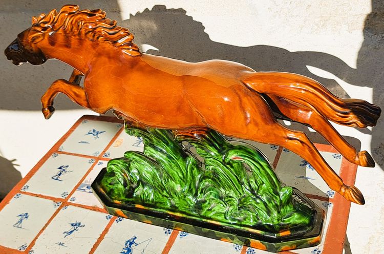 Scultura di un cavallo al galoppo in scivolata degli anni '50