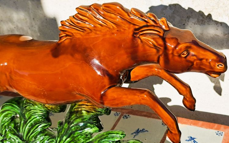 Scultura di un cavallo al galoppo in scivolata degli anni '50
