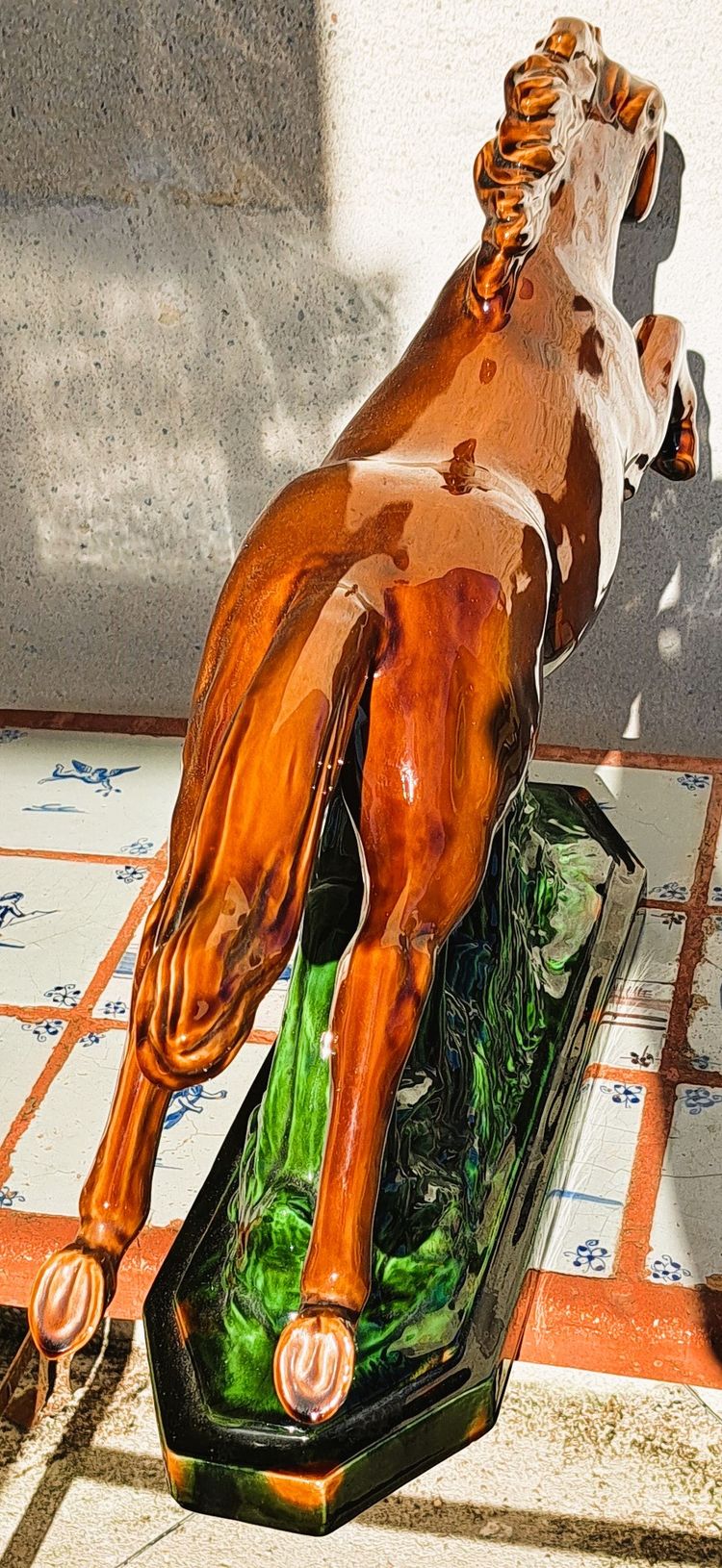 Scultura di un cavallo al galoppo in scivolata degli anni '50