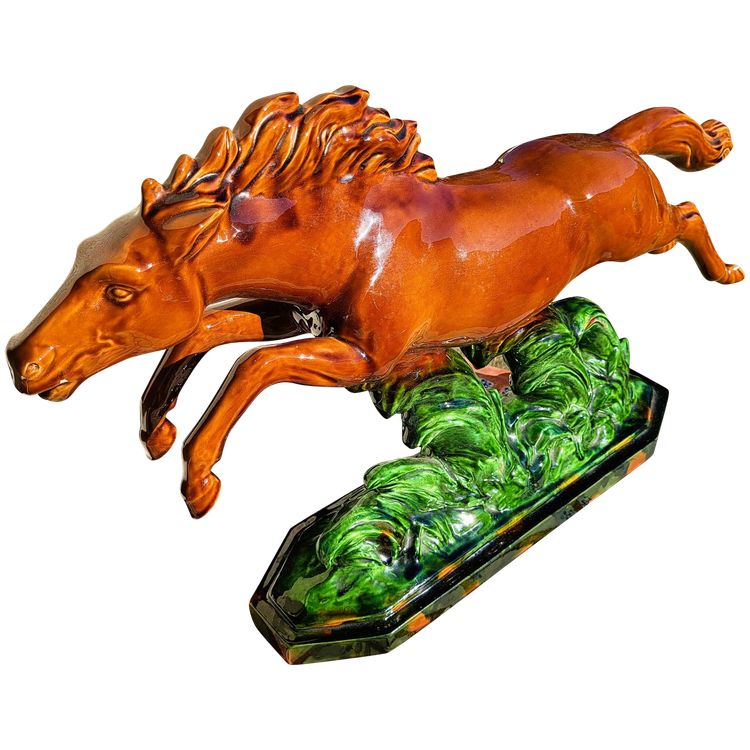 Scultura di un cavallo al galoppo in scivolata degli anni '50