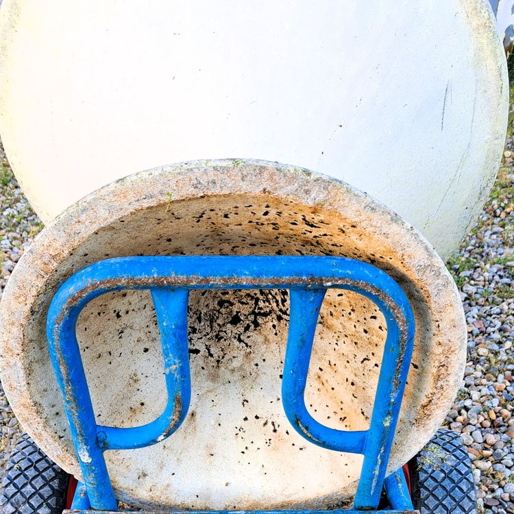 Grey concrete diabolo planter in the Willy Guhl style from the 1970s