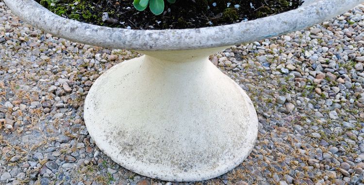 Grey concrete diabolo planter in the Willy Guhl style from the 1970s