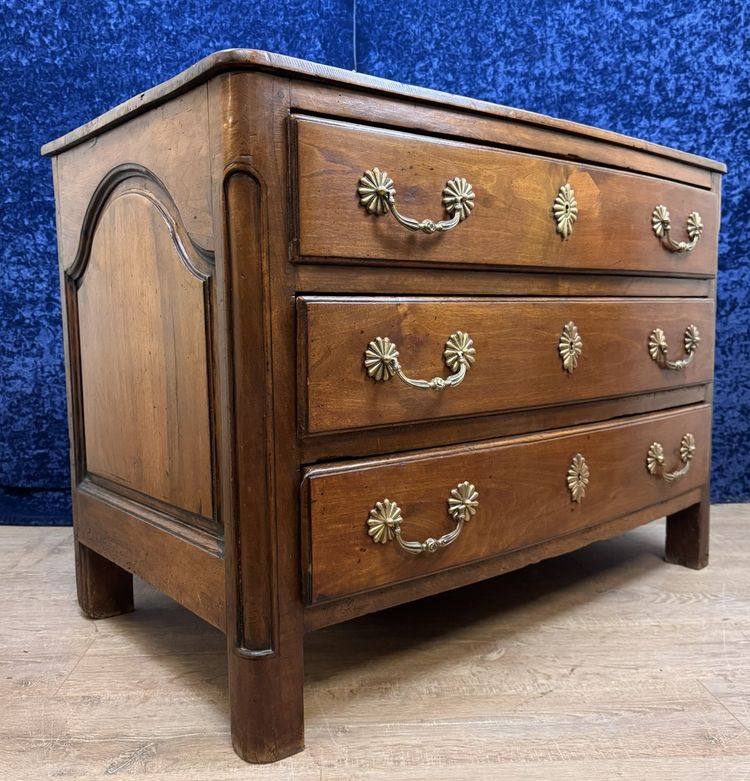 Commode galbée époque louis XIV en noyer massif circa 1700