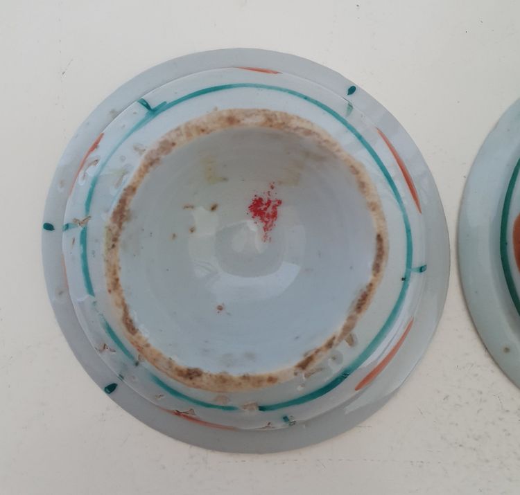 Pair of chinese bencharong pedestal dishes, late Qing dynasty