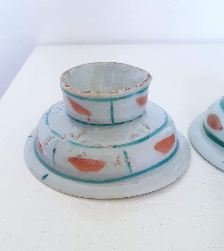 Pair of chinese bencharong pedestal dishes, late Qing dynasty
