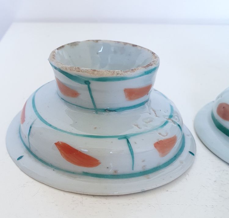 Pair of chinese bencharong pedestal dishes, late Qing dynasty