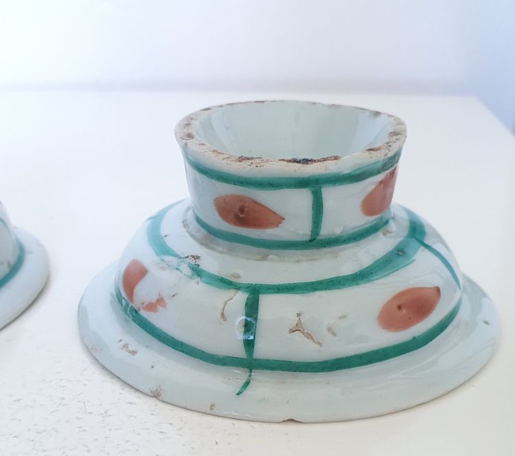 Pair of chinese bencharong pedestal dishes, late Qing dynasty
