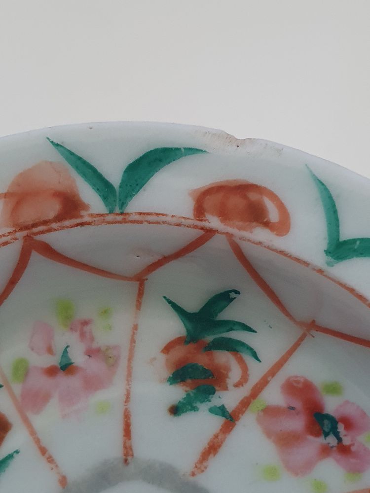 Pair of chinese bencharong pedestal dishes, late Qing dynasty