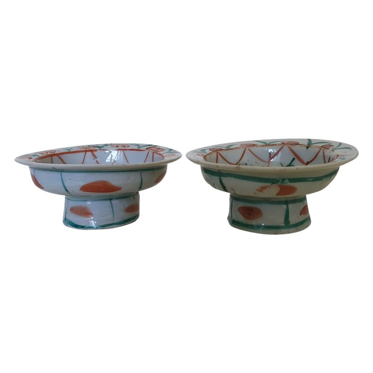 Pair of chinese bencharong pedestal dishes, late Qing dynasty