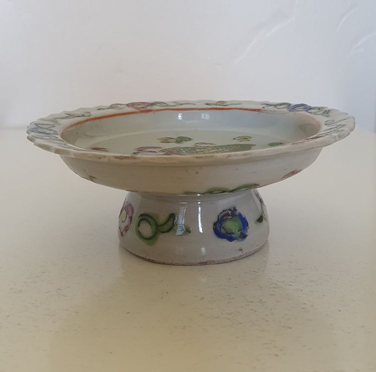 Plat à piédestal en porcelaine chinoise de style Bencharong, fin de la dynastie Qing