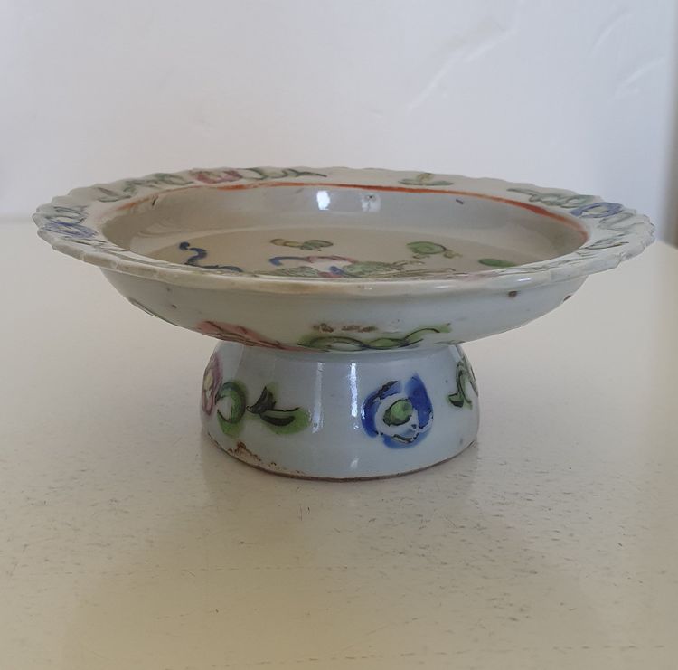 Plat à piédestal en porcelaine chinoise de style Bencharong, fin de la dynastie Qing