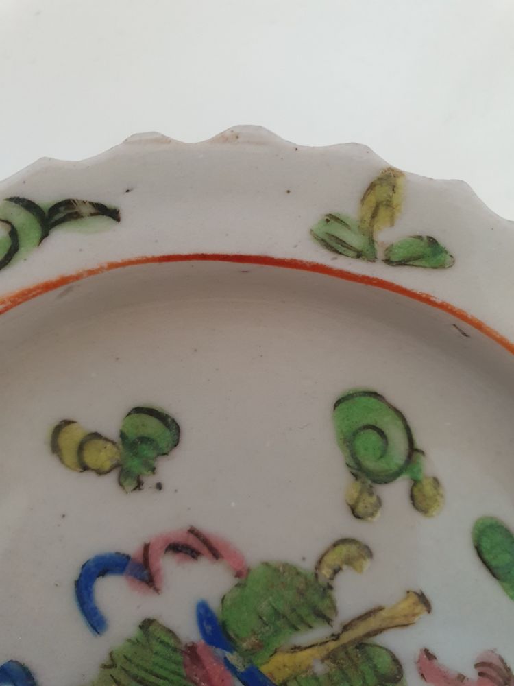Plat à piédestal en porcelaine chinoise de style Bencharong, fin de la dynastie Qing