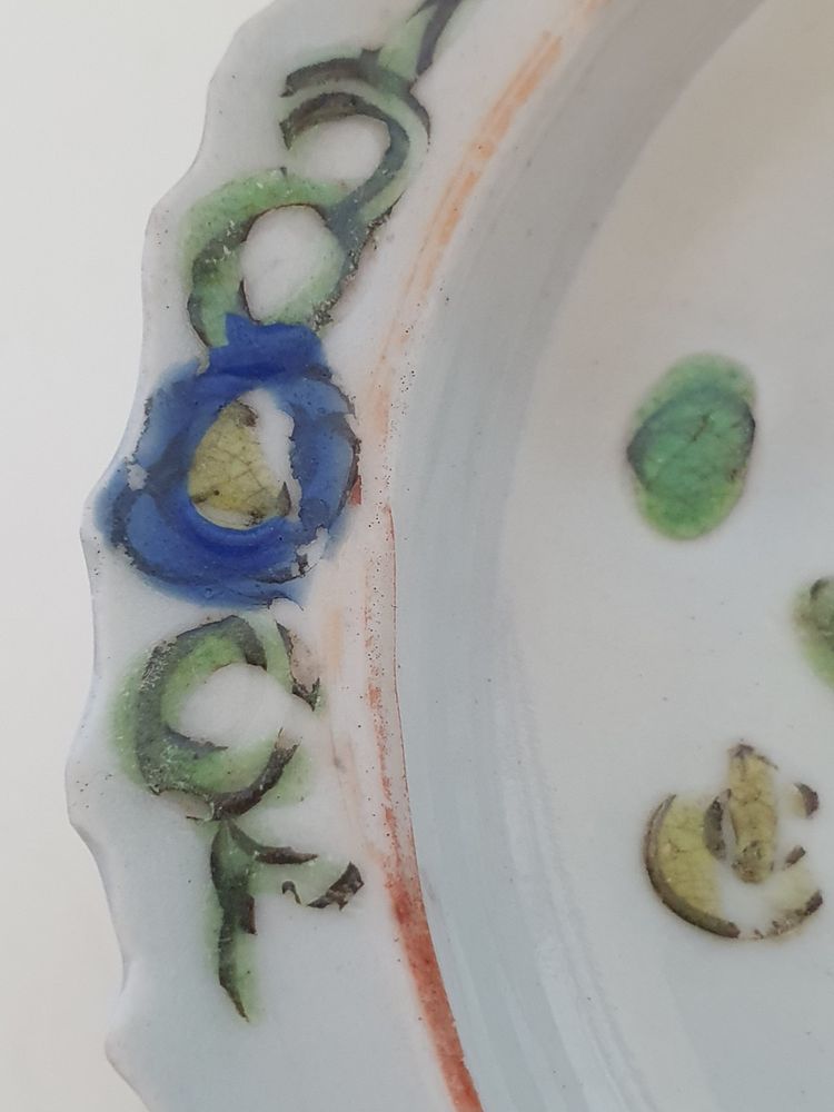 Plat à piédestal en porcelaine chinoise de style Bencharong, fin de la dynastie Qing