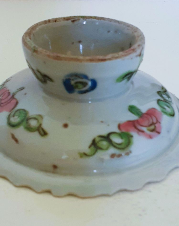 Plat à piédestal en porcelaine chinoise de style Bencharong, fin de la dynastie Qing