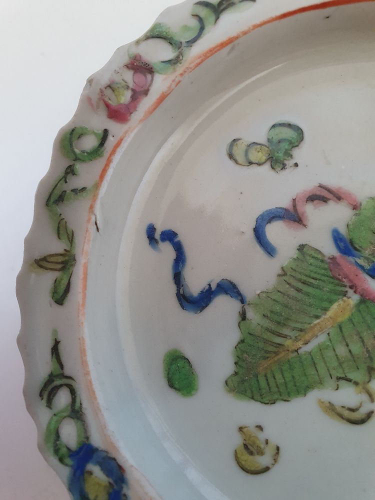 Plat à piédestal en porcelaine chinoise de style Bencharong, fin de la dynastie Qing