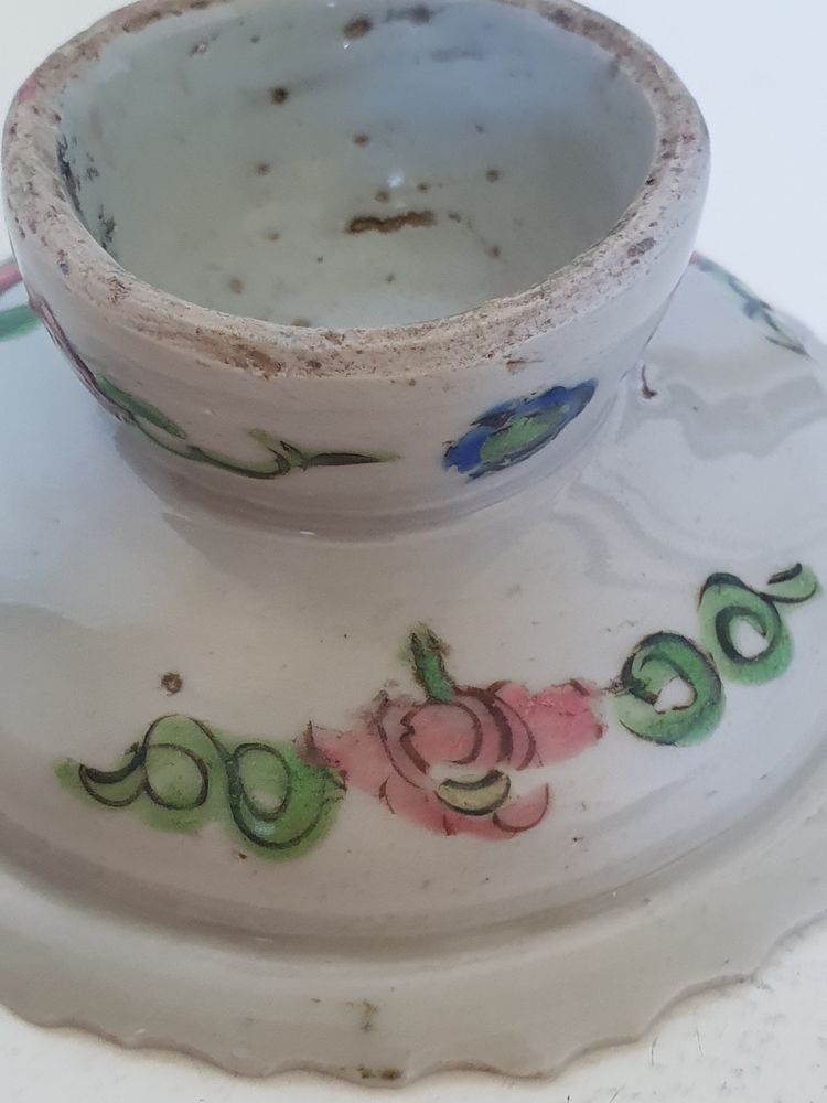 Plat à piédestal en porcelaine chinoise de style Bencharong, fin de la dynastie Qing