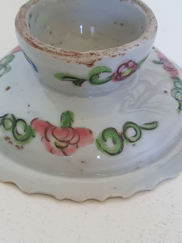 Plat à piédestal en porcelaine chinoise de style Bencharong, fin de la dynastie Qing