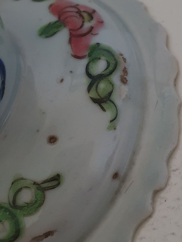 Plat à piédestal en porcelaine chinoise de style Bencharong, fin de la dynastie Qing