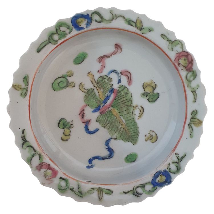 Plat à piédestal en porcelaine chinoise de style Bencharong, fin de la dynastie Qing