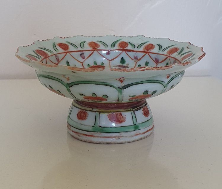 Late Qing Chinese porcelain Bencharong pedestal dish 