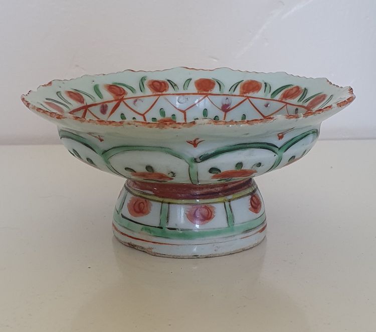 Late Qing Chinese porcelain Bencharong pedestal dish 