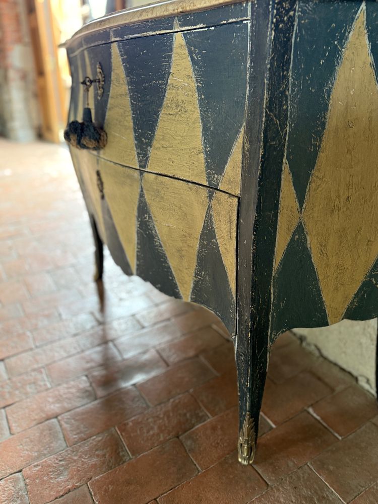Louis XV curved chest of drawers dating from the 1900s, beautiful coloured patina