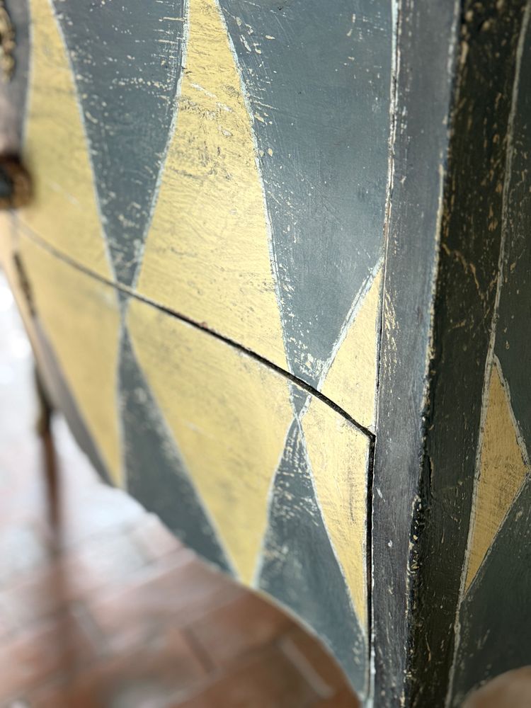Louis XV curved chest of drawers dating from the 1900s, beautiful coloured patina