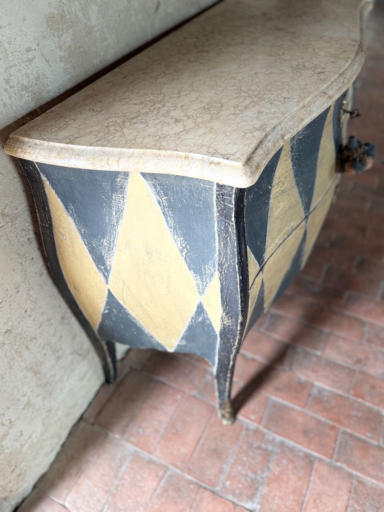 Louis XV curved chest of drawers dating from the 1900s, beautiful coloured patina