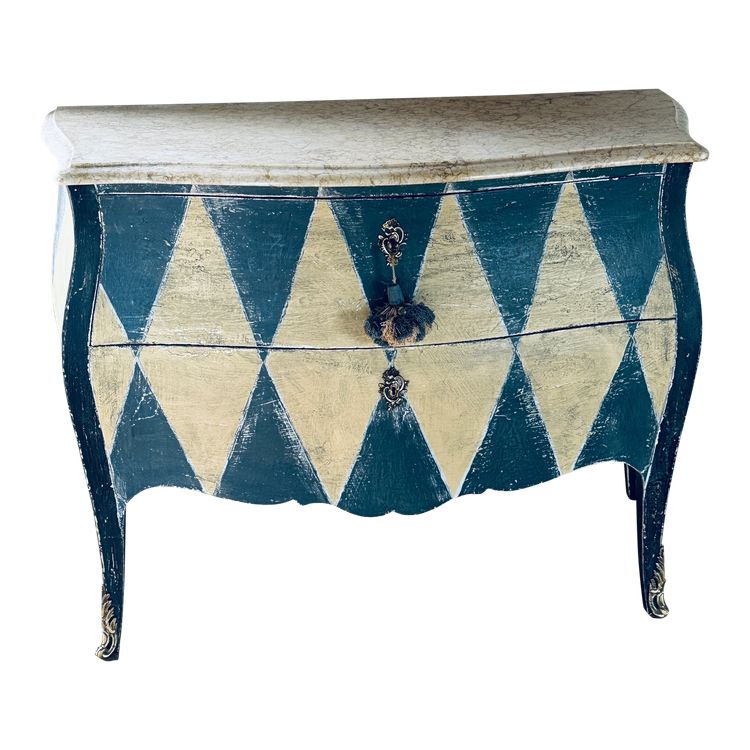 Louis XV curved chest of drawers dating from the 1900s, beautiful coloured patina