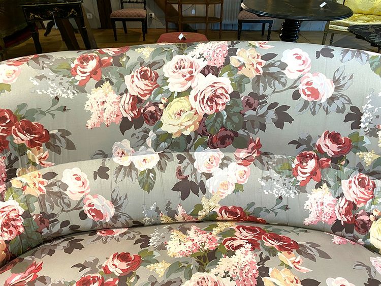 Canapé Napoléon III garni d’un tissu à motif de fleurs