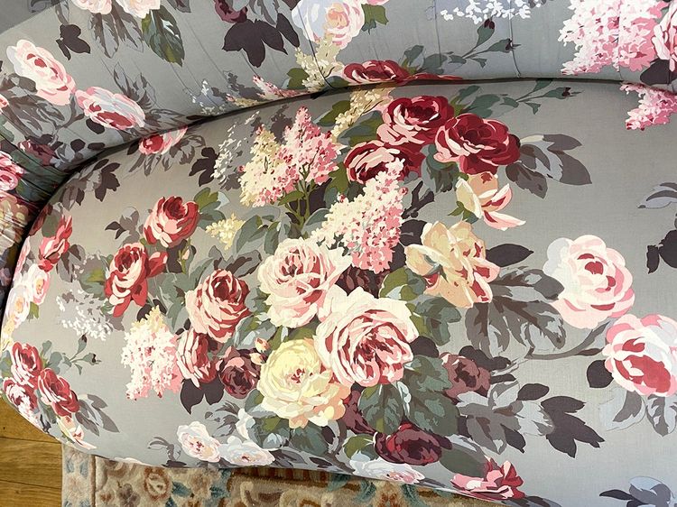 Canapé Napoléon III garni d’un tissu à motif de fleurs