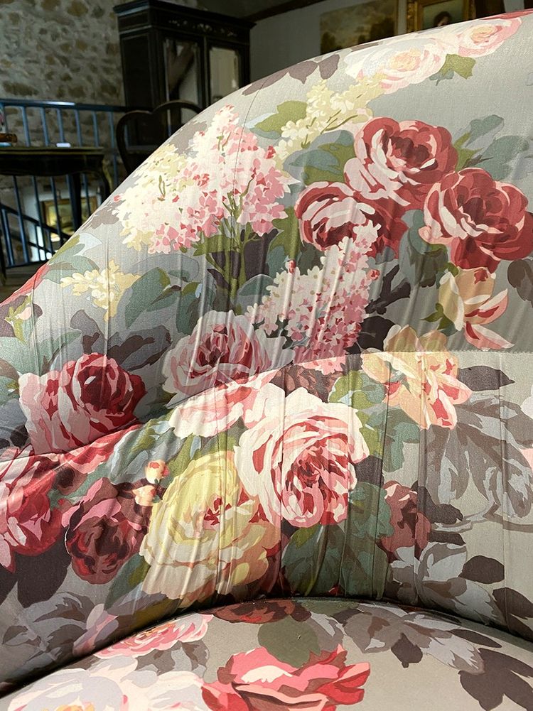 Canapé Napoléon III garni d’un tissu à motif de fleurs