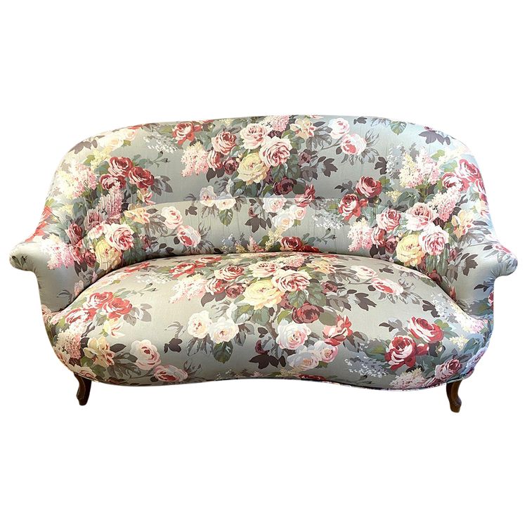Canapé Napoléon III garni d’un tissu à motif de fleurs