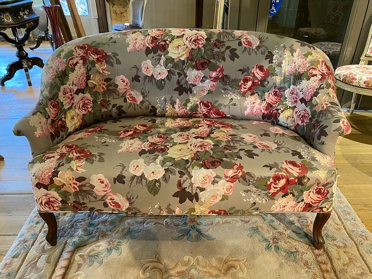 Canapé Napoléon III garni d’un tissu à motif de fleurs